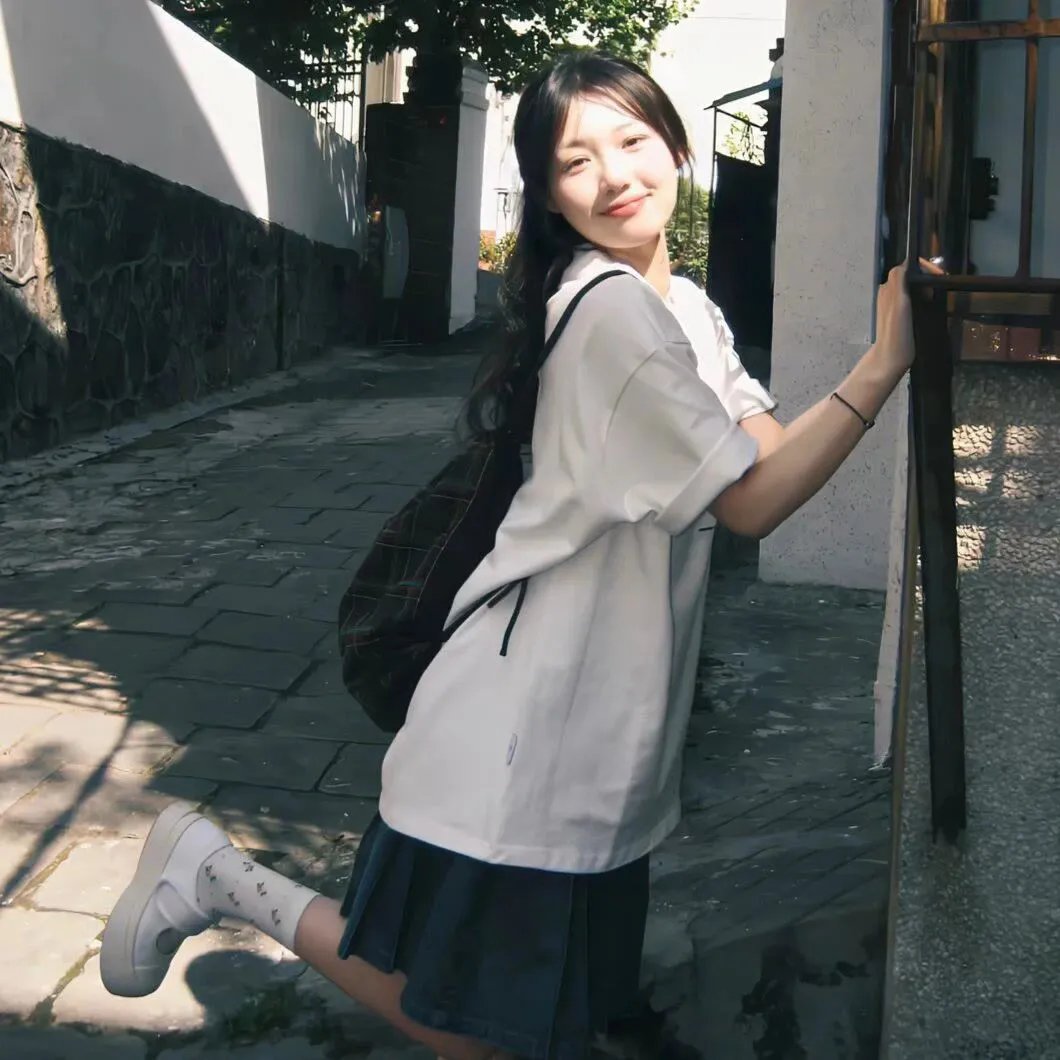 校服的裙摆 封面